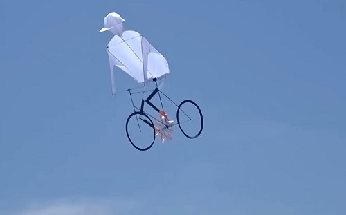 (影)「腳踏車風箏」太驚奇！台風箏藝師馮燦煌作品國外大放異彩