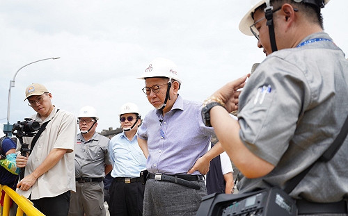 柯媽心疼柯喊「雞排妹穿更少」 柯文哲回恍然大悟民主政治精神