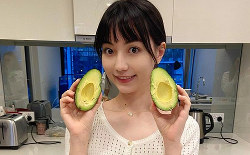 黑嘉嘉童年萌樣曝光！爸超認真觀賽 網笑：表情太嚴肅了吧