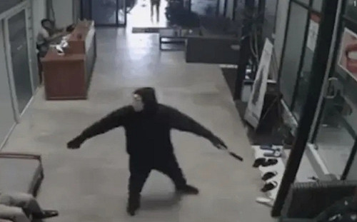 （影）柬埔寨驚傳劫囚！蒙面男持槍襲警 中國毒販趁「保外就醫」逃脫