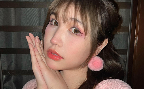 這群人尼克妹當街遭「掀裙、襲臀」！Ashly收日網友道歉：感謝你們的善良