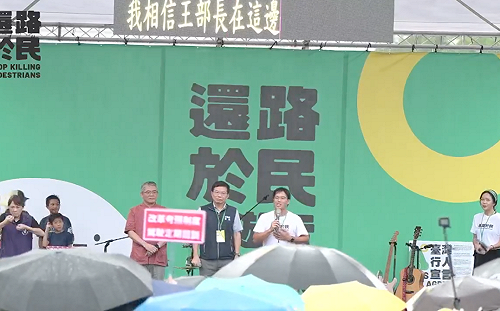 出席還路於民遊行遭噓！王國材鞠躬道歉給承諾：將立即改善