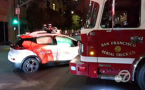 載客撞消防車、路中拋錨...美國無人駕駛計程車營運一周釀 10 起事故 