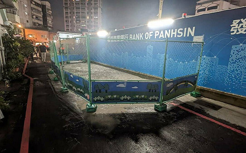 又見天坑！萬華昆明街建案旁路面下陷  現場封鎖