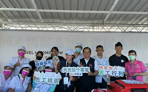 七夕快閃！致謝世客博志工 桃社會局送七夕甜甜圈