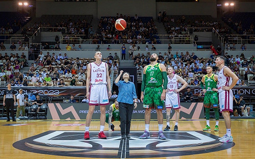 站在200公分球員中間 開球  網友直呼最萌身高差「小英總統好可愛」