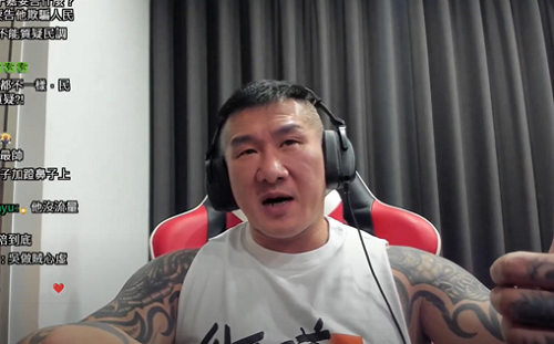 曾霸氣喊「若領補助，就Ｘ全家」館長遭網友翻資料打臉