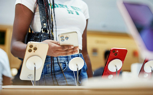 想換新iPhone，又怕川普關稅讓手機漲價？ CNN曝消費者3招應對方式