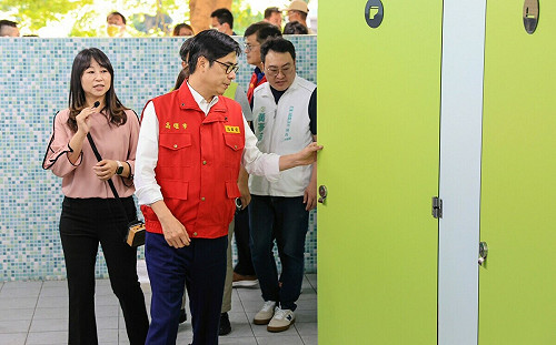 開學前陳其邁到校關心校園登革熱防治整備工作