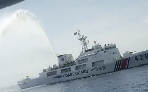 小心要人命！中國海警水炮驅離越南漁船 漁民1骨折1頭部受傷