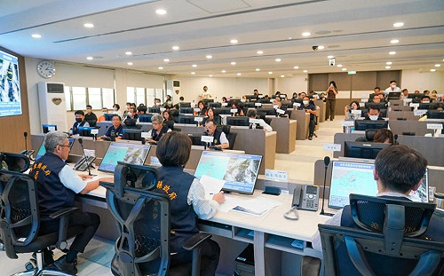 藍月潮汐 颱風影響  東港積水及膝 屏縣府：已大幅改善    