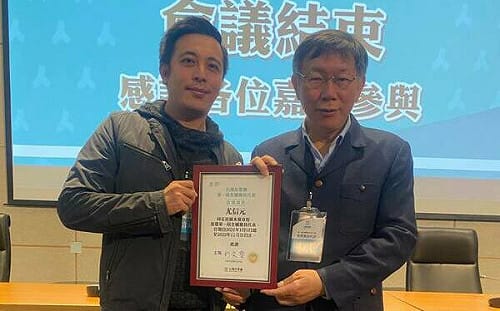 民眾黨幹部遭曝曾當皮條客  基進諷「嘴念經，手摸奶，腳踏查某間」　