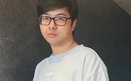 丁特偷看妲妲空姐服被抓包！下一秒竟裝傻「開聊股票」