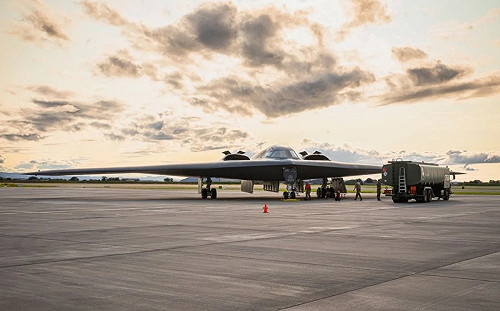 美國「幽靈」首度降落挪威 B-2戰略轟炸機演練「熱加油」