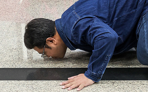 遭控台諜被判刑 李孟居返台親吻自由之地