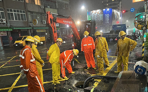 海葵肆虐高雄2.4萬戶停電   台電力拼今日全數復電