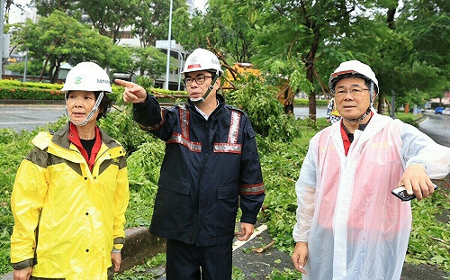 高雄樹倒逾500件即時處理 陳其邁慰問第一線工作人員