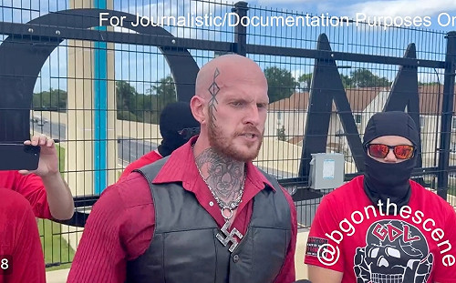 (影) 散播仇恨主義！美極右派「血族」迪士尼外遊行 持「卍字旗」行納粹禮