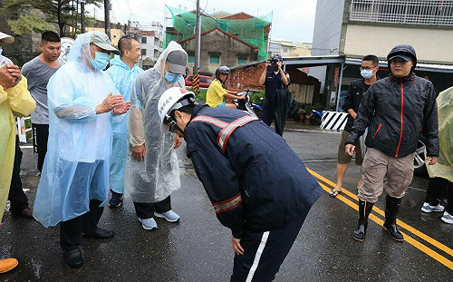 海葵暴風圈脫離 陳其邁視察六龜、茄萣防汛建設改善情形