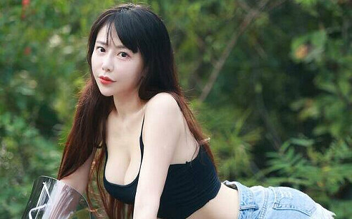 梓梓化身《山道猴子》超商女友！「跪坐機車」神還原震驚全網