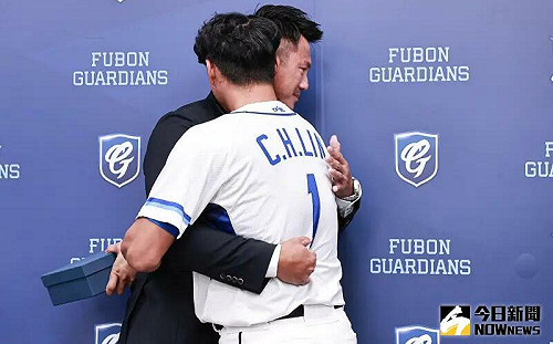 高國輝與林哲瑄深情相擁　見他落淚跟著淚崩