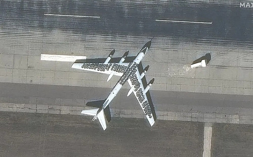 (影) 被烏軍無人機打怕了? 俄戰機上布滿輪胎防挨炸 烏笑 : 很有創意