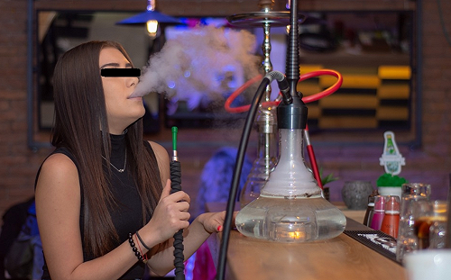 年輕人瘋水菸全因較健康？國健署：水菸1小時等於抽200支紙菸！