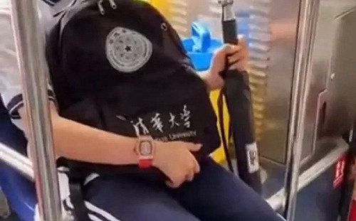 女學生搭公車上學！右手「737萬名錶」愣爆