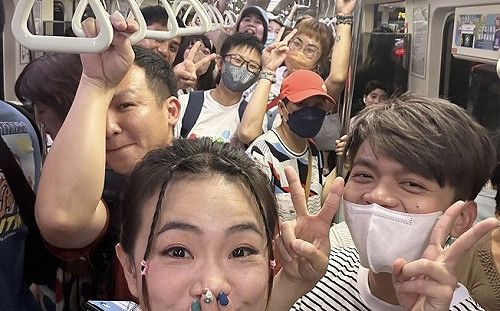 野生蔡阿嘎夫妻現蹤北捷「粉絲擠爆車廂」！二伯笑：好像校外教學