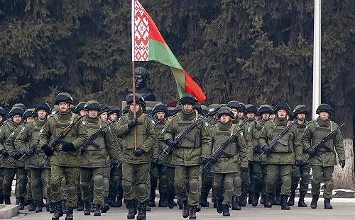 (影) 波蘭趁機想幹嘛? 不斷增購軍武、戰車也上運輸架 白俄嚇壞邊境囤重兵