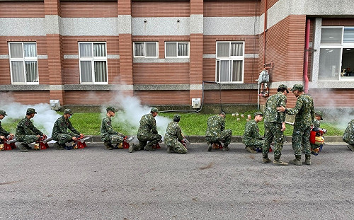 高雄本土登革熱 14    陸軍八軍團化學兵加入社區防疫戰