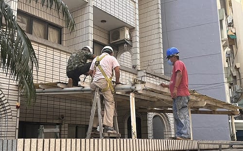 為平違建風波 柯媽自拆頂樓無奈嘆：我們是民，沒辦法啊！