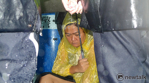 原民凱道駐紮百日 滂沱大雨中遭警方拆除