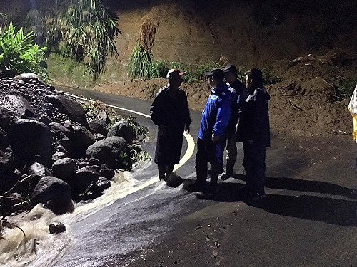 金山永興里橋斷路不通  侯友宜摸黑步行探視