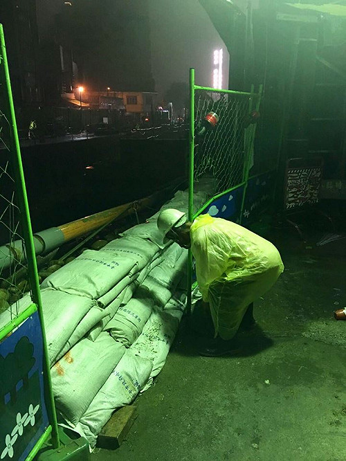 防汛快照》 雨還沒走不敢鬆懈