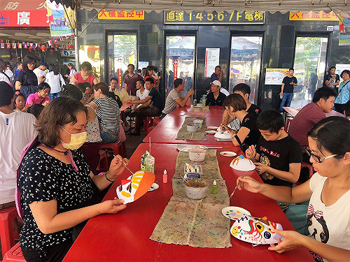 歡祝菲律賓國慶 中市新住民彩繪面具走秀