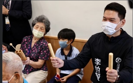 陳揆參訪首座校園內日照中心 福樂學堂特發文：感謝李柏毅艱難時期傾力相助