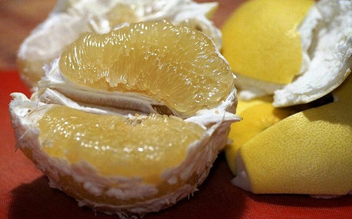 吃柚子喝水會中毒？中秋節老謠言又來了！ 營養師：毫無根據