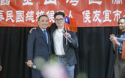 南非武官子驚喜現身舊金山僑宴 2度擁抱侯友宜喊「沒有你在就沒有我」