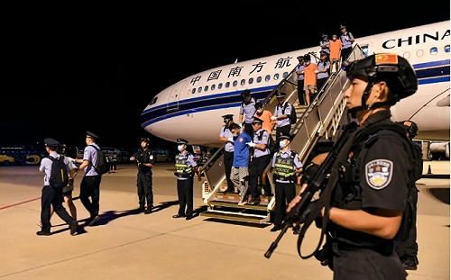 跨國裸聊敲詐集團GG了! 中國與印尼警方合作 3專機載153嫌回北京受審