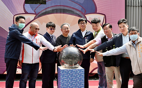 打造全國首創5G應用沉浸式展演車廂 陳其邁歡迎民眾搭乘輕軌體驗