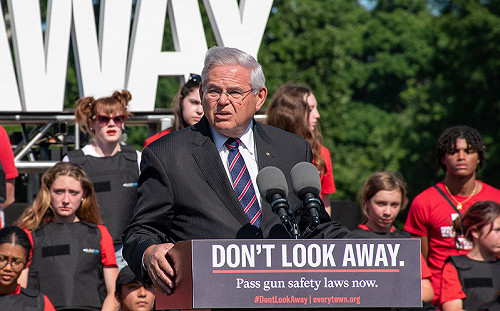 家中查獲金條與48萬美元! 紐澤西資深參議員收賄遭起訴 同黨州長籲辭職