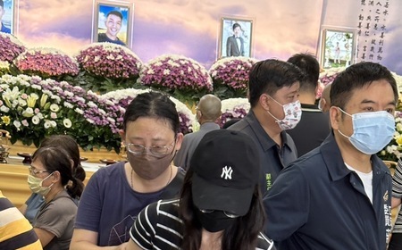 屏東4勇消殉職  屏二分隊長靈堂單膝下跪痛哭