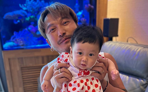 KID兒子8個月大！玩遊戲「1危險動作」網嚇壞：小心脖子