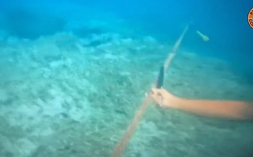 菲律賓海警下海割斷中國「浮動屏障」  300公尺長繩索畫面曝光