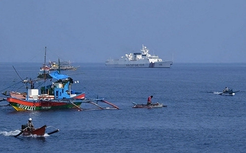 菲律賓巡南海黃岩島 控中國海警船危險航行