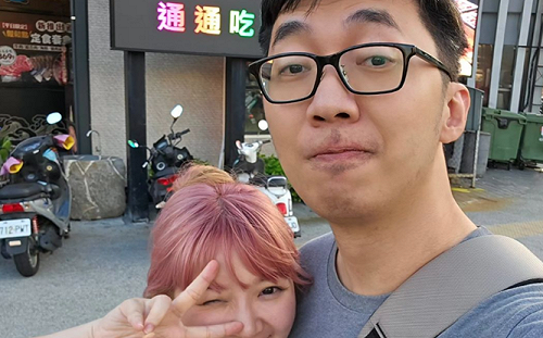 殺梗吃飯突放閃「偷撩老婆」！ 土味情話網笑：有想過隔壁桌感受嗎