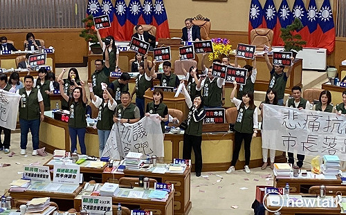 抗議侯友宜不到場 新北民進黨團撕毀書面施政報告 