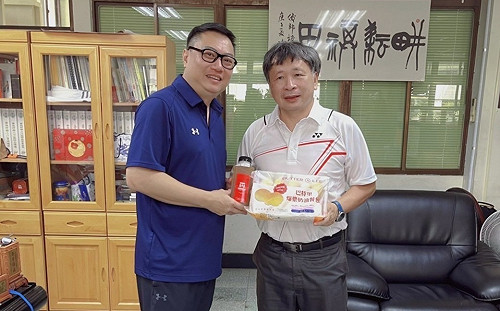 支持在地漁業 高市民族國小家長會敬師禮送石斑魚