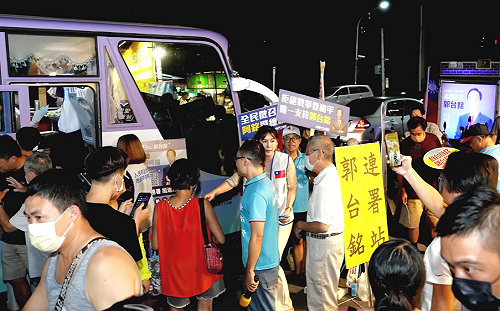 郭台銘勤跑夜市拉連署 ! 王義川諷：搞得像「浩角翔起」主持美食節目一樣